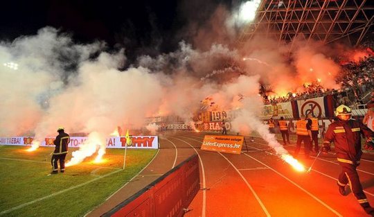 File:Flares during Hajduk Split - Dinamo Zagreb derby.jpg - Wikipedia